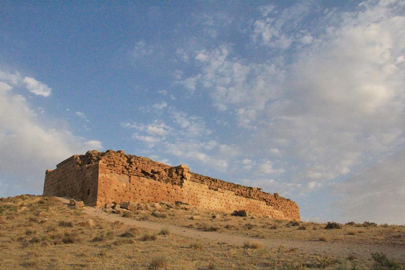 Tall-e Takht Fortification